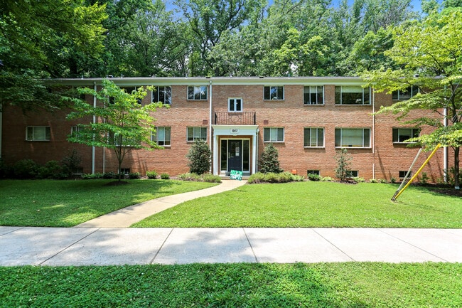 Foto del edificio - 10412 Montrose Ave