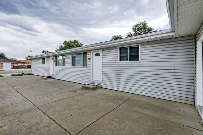 Building Photo - 3 Bedroom 1 Bath Ranch Duplex in Loveland