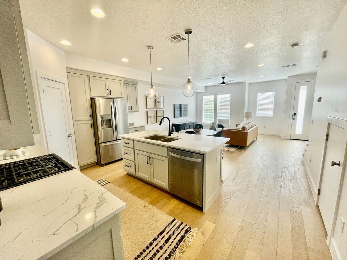 Foto principal - Beautiful Three Bedroom Townhome in Woodla...