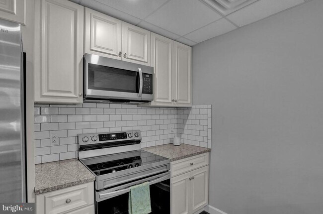 Building Photo - 933 N Hanover St