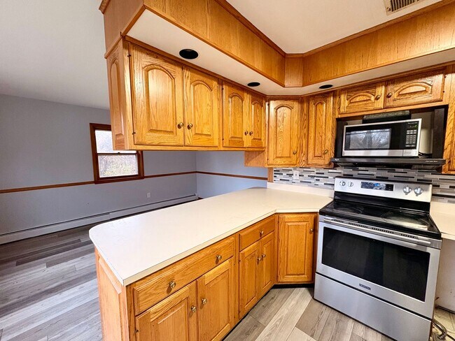 Foto del edificio - Sprawling Brick Ranch with Huge Lot & Garage in Prime Nottingham Location