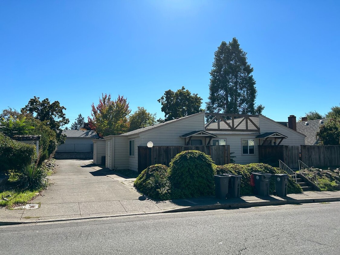 Primary Photo - 6600x3n - 1042, 1044, 1046, 1048 Woodrow Lane