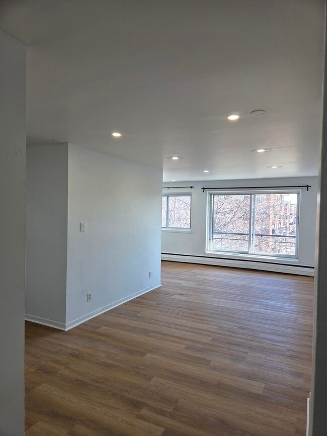 Building Photo - 250 Boul Alexis-Nihon