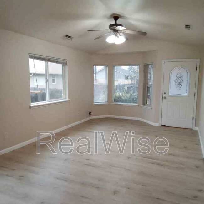 Building Photo - 3172 Forest Hills Dr