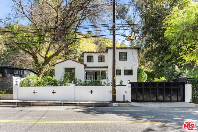 Foto del edificio - 1800 Benedict Canyon Drive