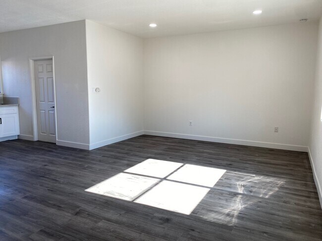 Foto del edificio - 1412 W Roseburg Ave