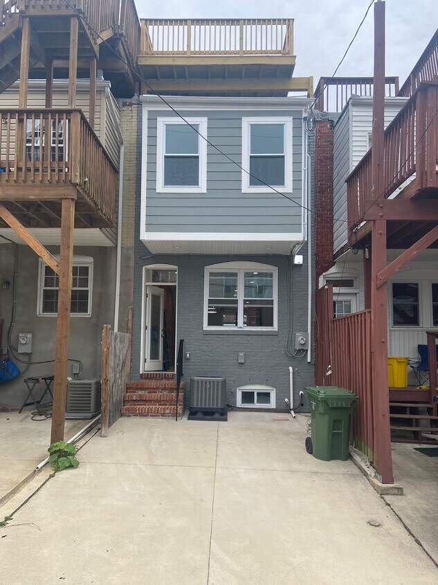 Large parking pad, new in 2021 HVAC and heat pump. - 1616 Webster St