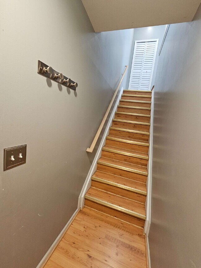 Foto del edificio - 2 Bedroom Condo with Vaulted Ceiling, Open Kitchen, Attached Garage in Desirable Clinton Township...