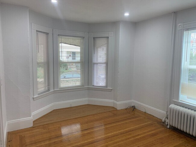 Building Photo - Awesome five bedroom apartment