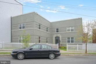 Building Photo - 2329 Fairlawn Ave SE
