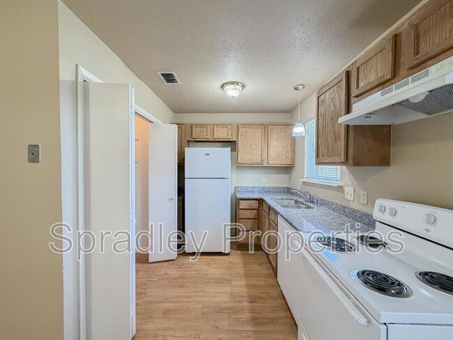 Building Photo - 803 Apache Dr