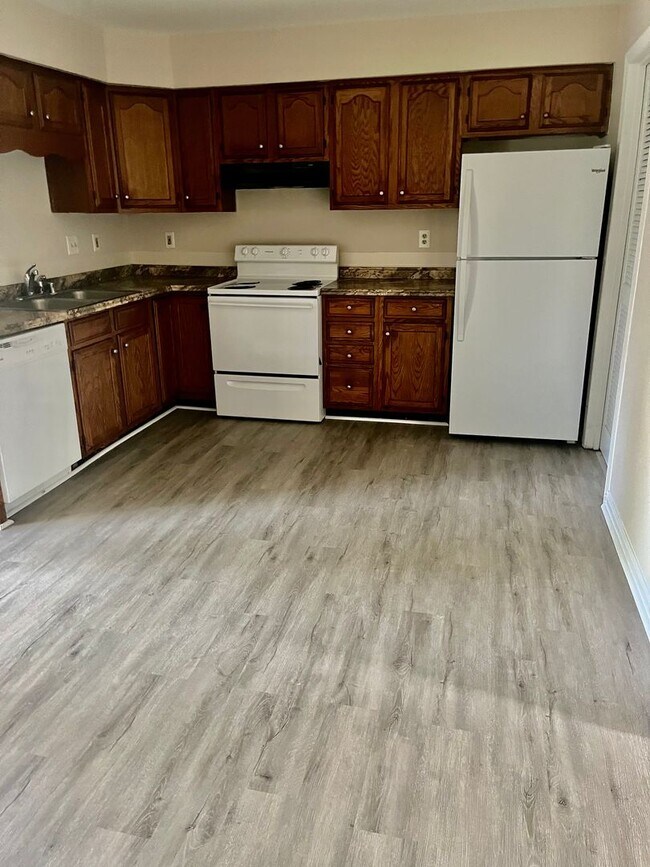 Building Photo - 2 Large Bedroom 2 level Townhouse in Frede...