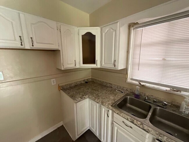 Foto del edificio - 3024 Oak Forest Dr