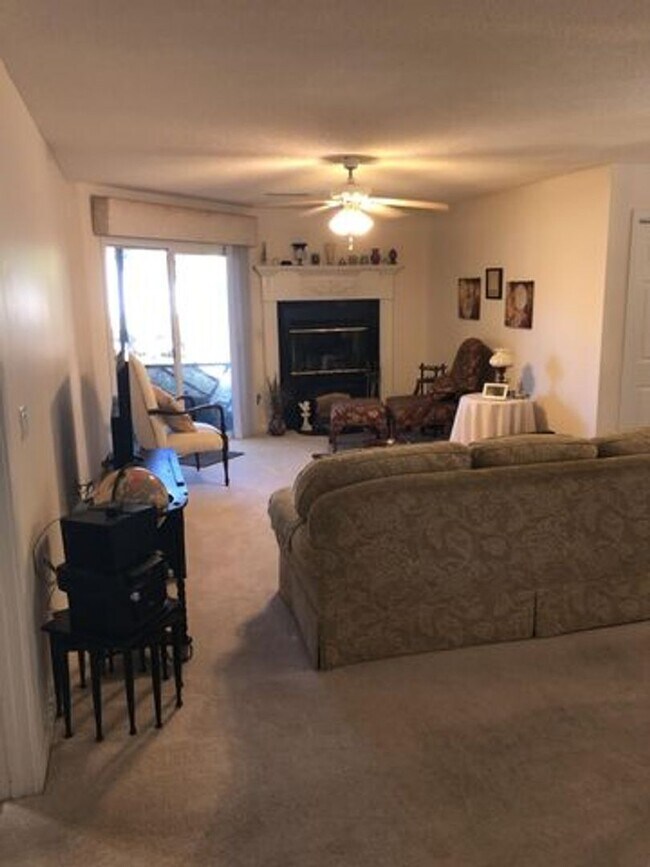 Building Photo - Adorable two bedroom, two bath condo locat...