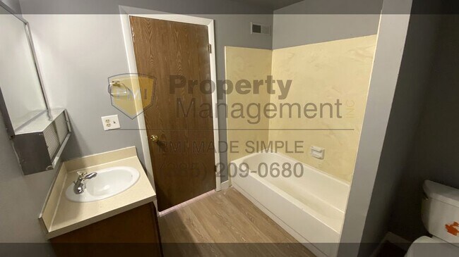 Building Photo - Remodeled apartment. beautiful!
