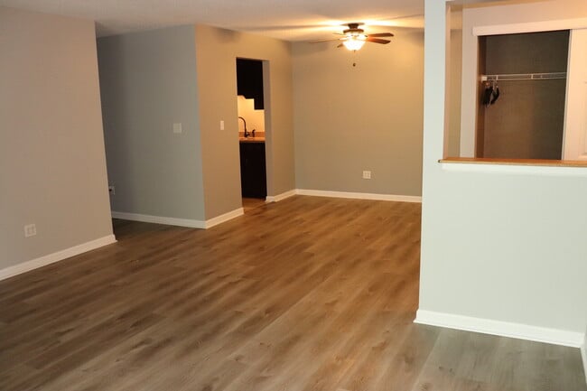 Building Photo - 567 Somerset Ln