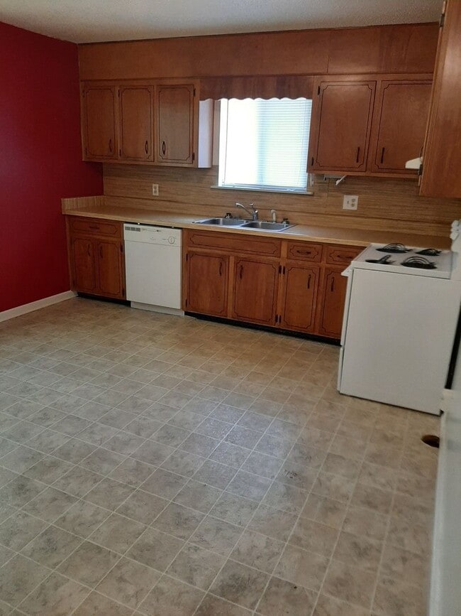 Building Photo - 2 Bedroom, 1 Bath House