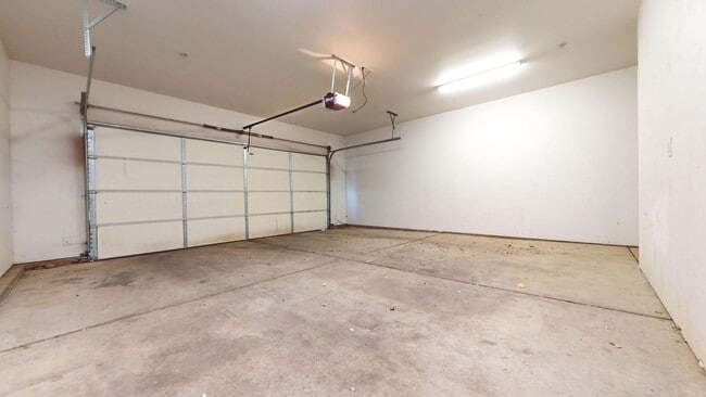 Building Photo - Pet Friendly 2 Bedroom Cedar Crossing Town...