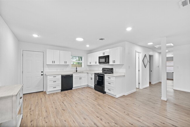 Foto del edificio - 6210 Rolland St