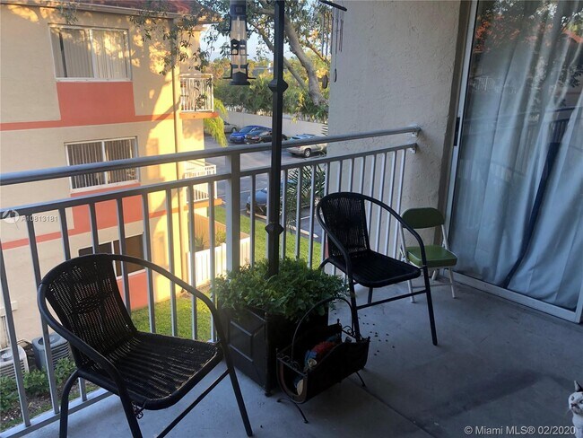 Foto del edificio - 18850 NW 57th Ave