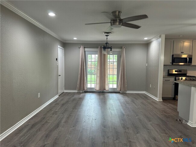 Building Photo - 1302 Canary Ln