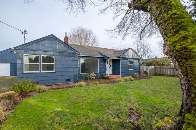 Building Photo - Charming 3-Bed 2 Bath Home with Spectacula...