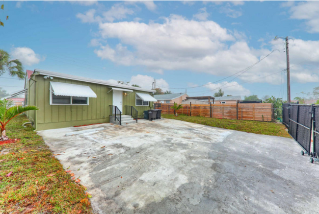 Building Photo - 5406 Parker Ave