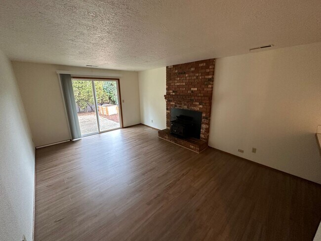 Foto del edificio - Three Bedroom Home in South Salem