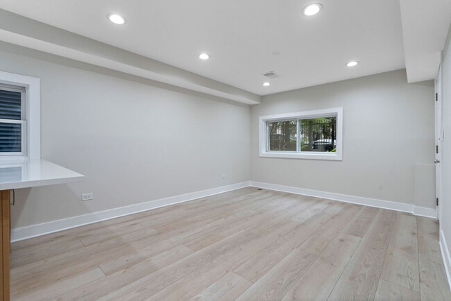 Building Photo - 1624 N Bell Ave