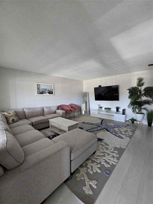 Foto del edificio - 2109 NE 68th St