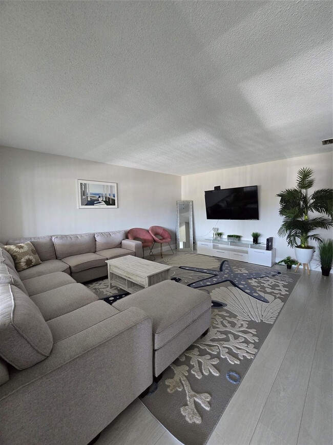 Building Photo - 2109 NE 68th St