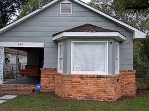 Building Photo - 856 Center St