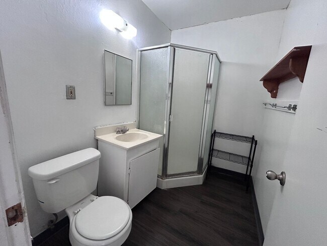 Building Photo - 3bd 2 ba home, great location ( First months rent half off)