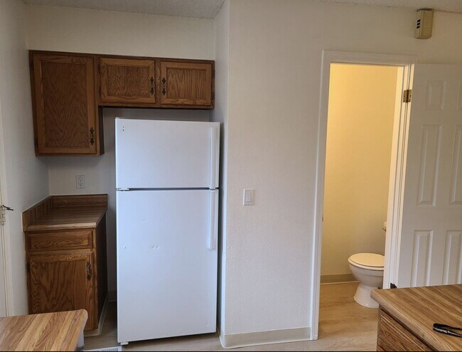 Foto del edificio - Wonderful 2 Bed, 1.5 Bath Townhouse with Fireplace + Community Pool