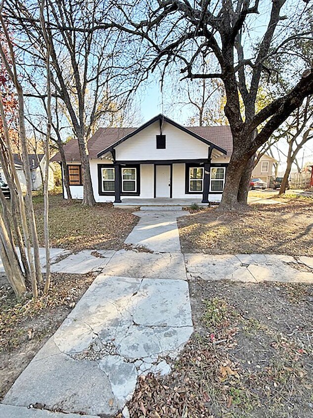 Primary Photo - Nice 3 Bdrm 1 Bath home in Gainesville Tx.