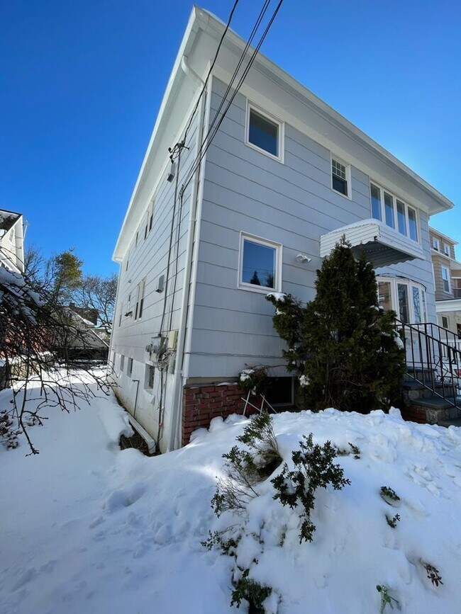 Building Photo - 538 Pelham Rd