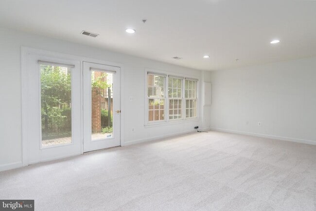 Building Photo - 7425 Seneca Ridge Dr