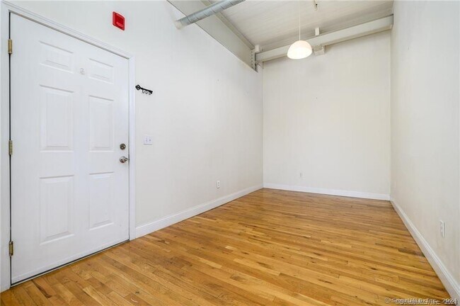 Foto del edificio - 390 Charles St