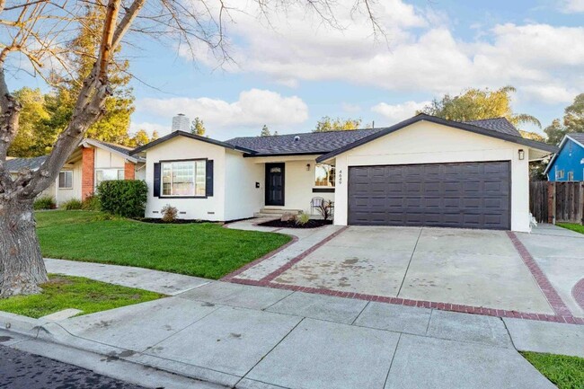 Building Photo - Stunning 4-Bedroom Home with Designer Fini...