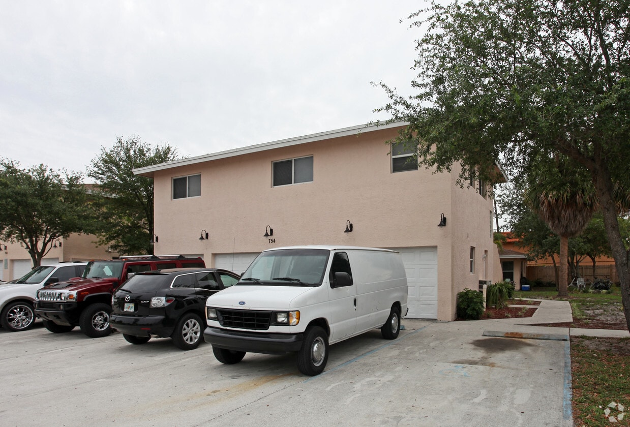 Building Photo - 754 SW 7th St
