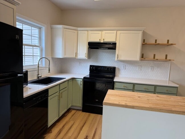 Foto del edificio - Renovated Townhouse in The Pinnacle Subdivision