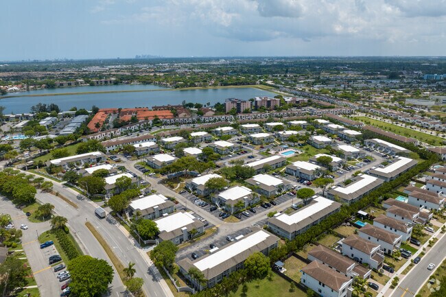 Foto del edificio - Monterey Village