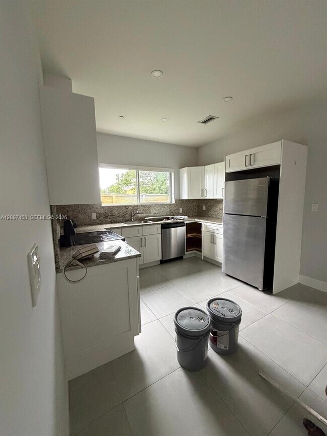 Foto del edificio - 381 E 50th St