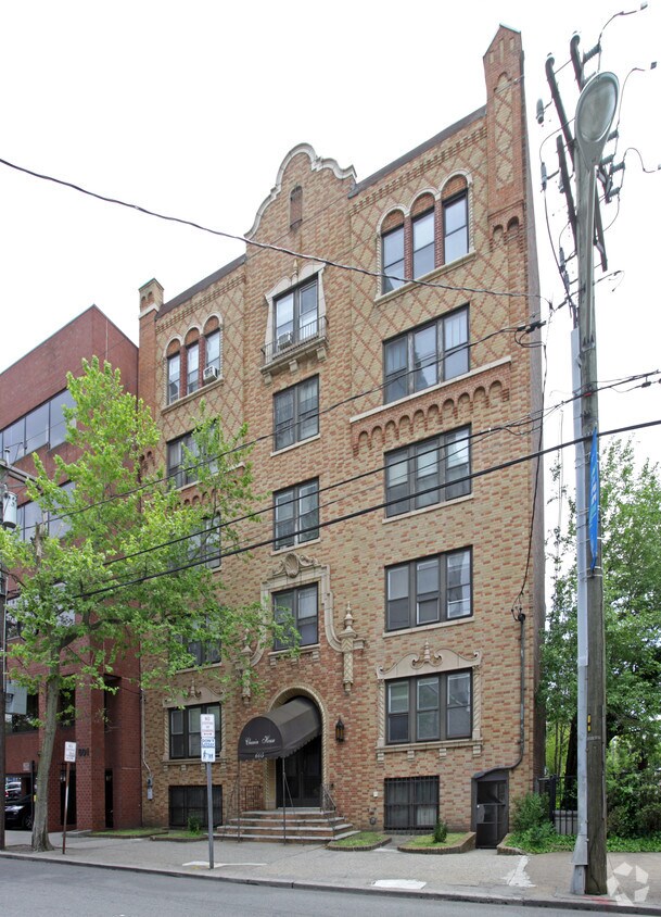 Building Photo - Chanin House