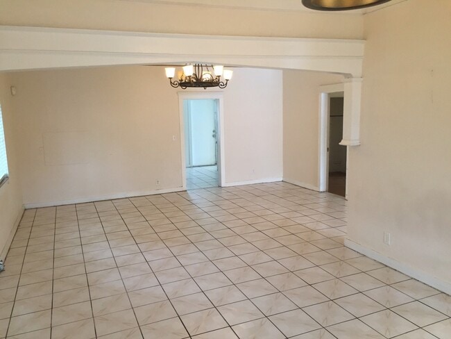 Building Photo - Historic Ybor Bungalow
