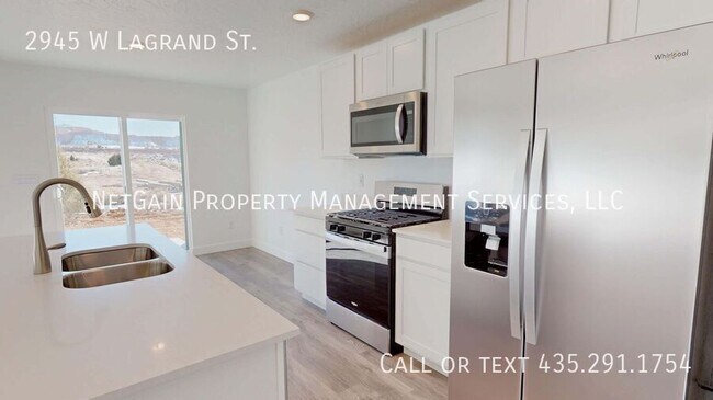 Building Photo - 2945 W LaGrand St