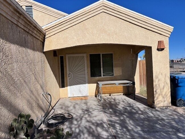 Foto del edificio - 3 Br 2Ba House with Garage and fenced yard**FURNISHED**