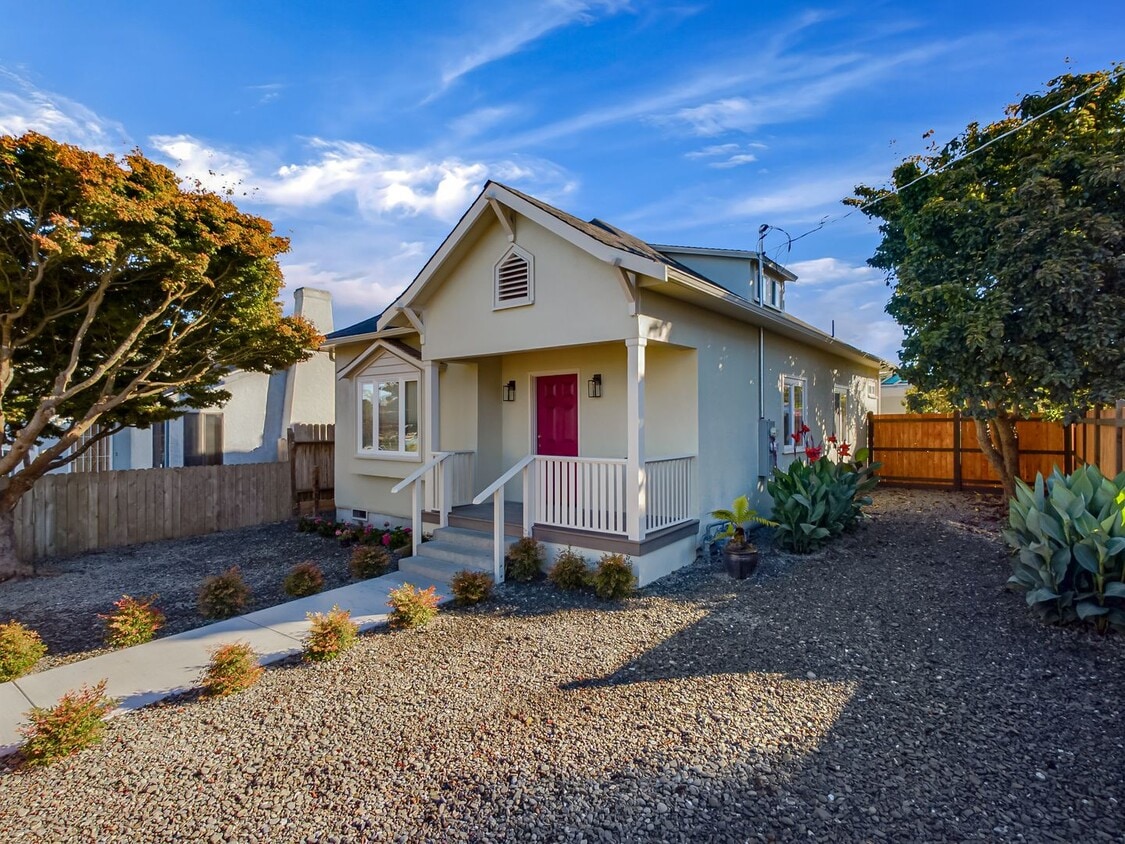 Primary Photo - Modern 3BD/ABA duplex home features high-e...