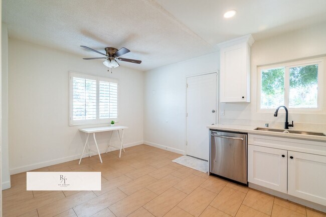 Foto del edificio - Remodeled House with Spacious Flat Lot - L...