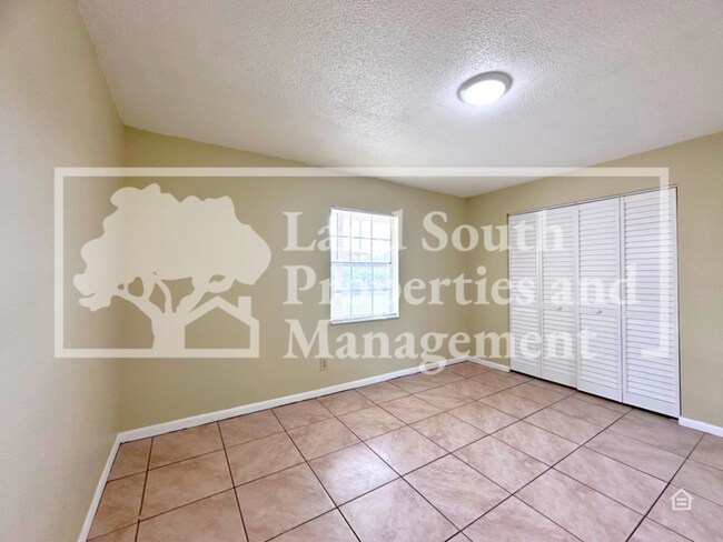 Foto del edificio - 5834 Charlton Dr